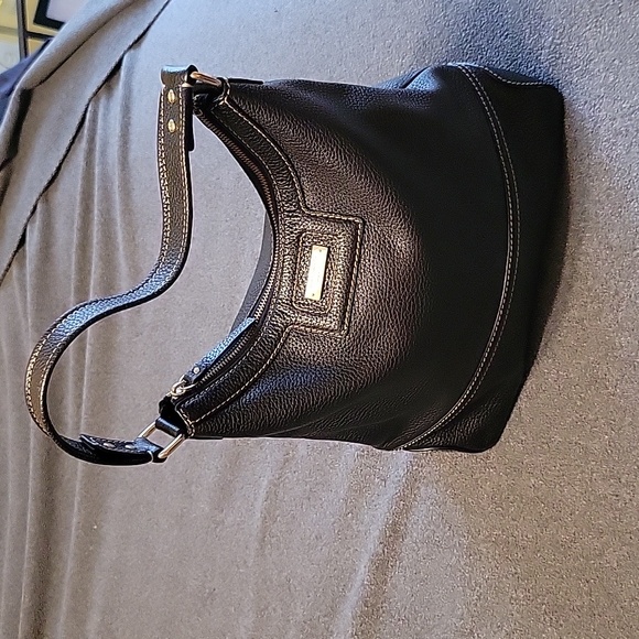 kate spade Handbags - Kate Spade pebbled leather black shoulder bag in EXCELLENT Condition!!!